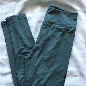 Lularoe OS leggings !! Fits 2-10